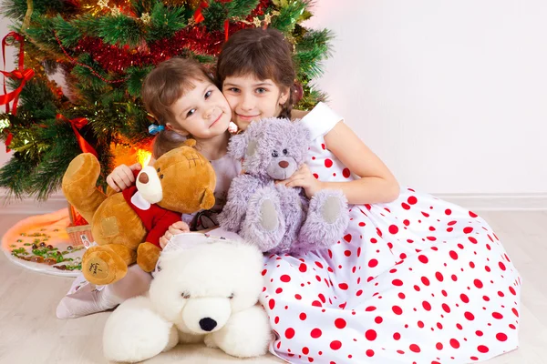 Meisjes op een nieuwe jaar boom — Stockfoto