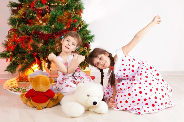 Niñas en un árbol de Año Nuevo —  Fotos de Stock