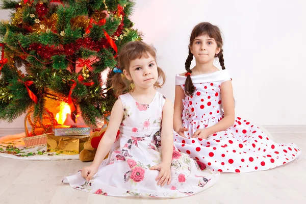 Flickor på ett nytt år träd — Stockfoto