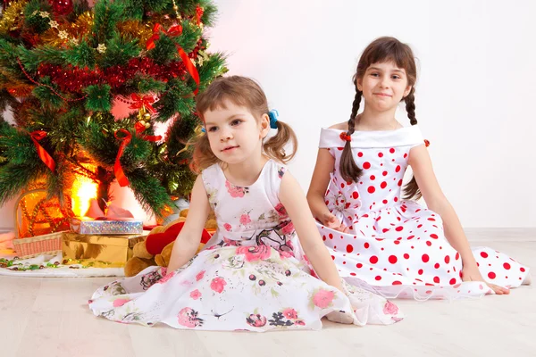 Niñas en un árbol de Año Nuevo —  Fotos de Stock