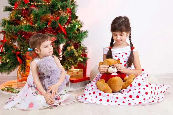 Niñas en un árbol de Año Nuevo —  Fotos de Stock