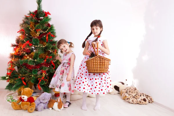 Niñas en un árbol de Año Nuevo —  Fotos de Stock