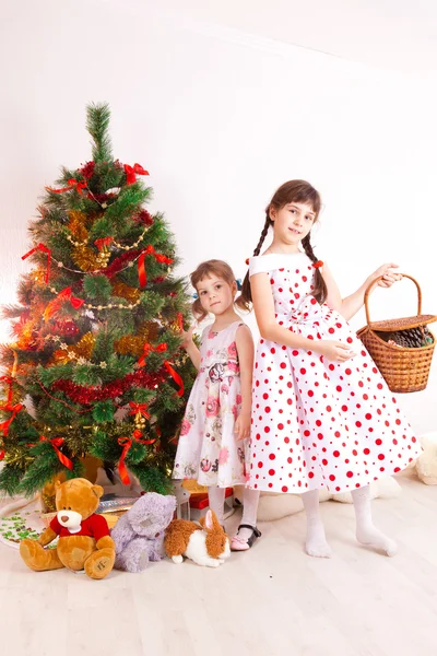 Flickor på ett nytt år träd — Stockfoto
