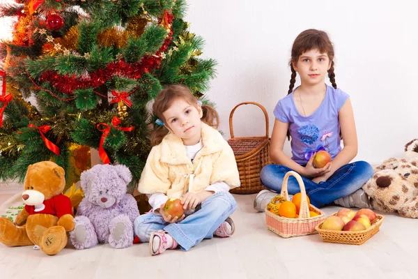 Девушки у новогодней елки — стоковое фото