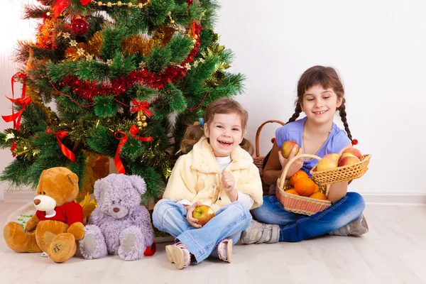 Meisjes op een nieuwe jaar boom — Stockfoto