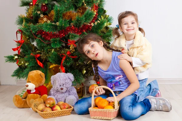 Niñas en un árbol de Año Nuevo —  Fotos de Stock