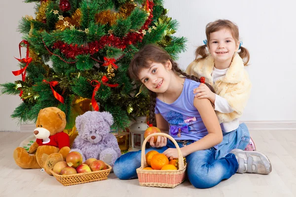 Niñas en un árbol de Año Nuevo —  Fotos de Stock