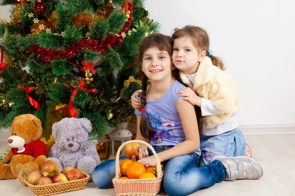 Niñas en un árbol de Año Nuevo — Foto de Stock