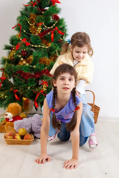 Meisjes op een nieuwe jaar boom — Stockfoto