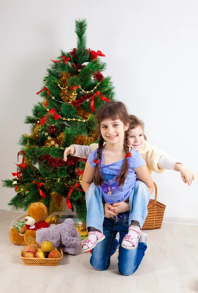 Meninas em uma árvore de Ano Novo — Fotografia de Stock