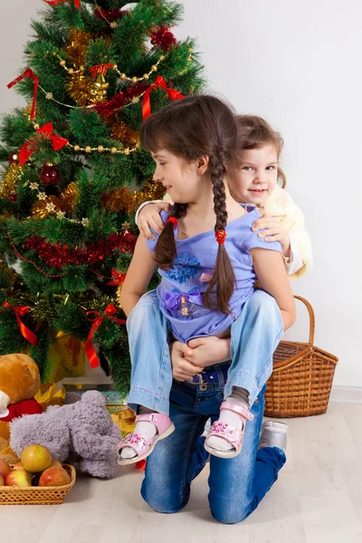 Niñas en un árbol de Año Nuevo —  Fotos de Stock