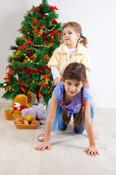 Девушки у новогодней елки — стоковое фото