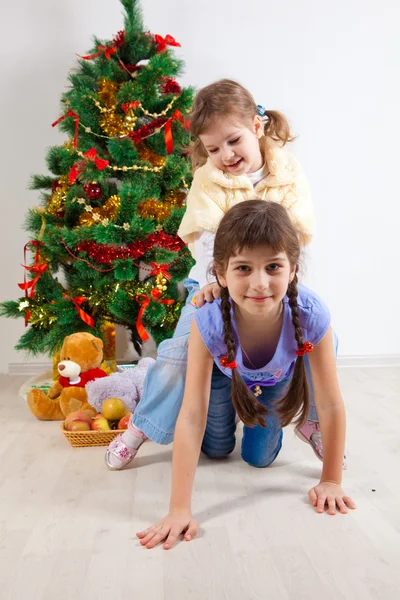 Ragazze a un albero Di Capodanno — Foto Stock