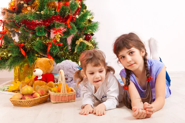 Filles à un arbre de Nouvel An — Photo