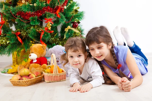 Girls at a New Year tree — Stock Photo, Image