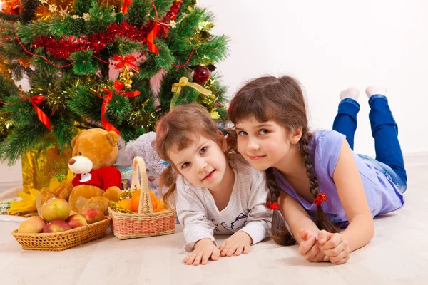 Niñas en un árbol de Año Nuevo —  Fotos de Stock