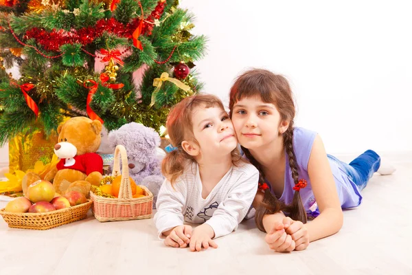 Niñas en un árbol de Año Nuevo — Foto de Stock