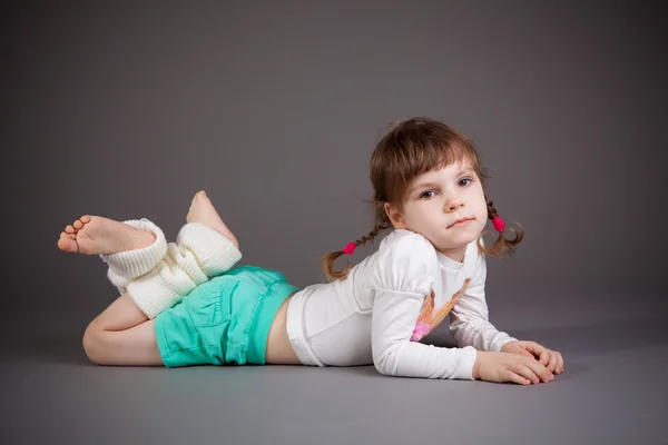 gri zemin üzerine küçük kız