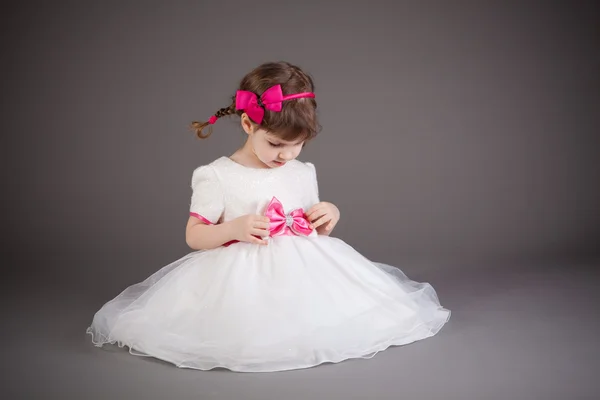 Klein meisje in een jurk — Stockfoto