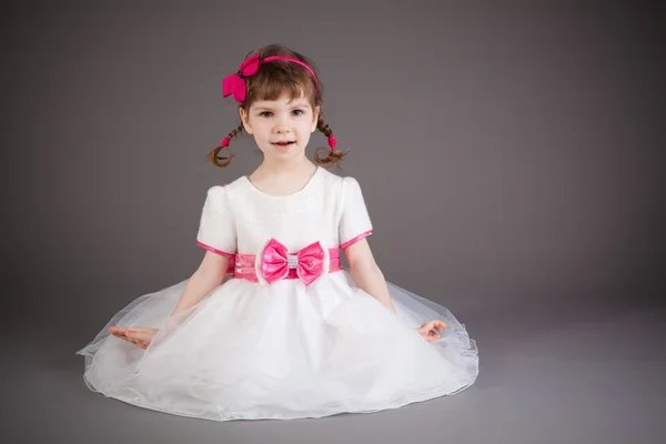 Klein meisje in een jurk — Stockfoto