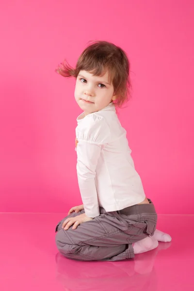 Ragazza su sfondo rosa — Foto Stock