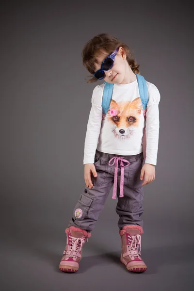 Kleines Mädchen mit einem Rucksack — Stockfoto