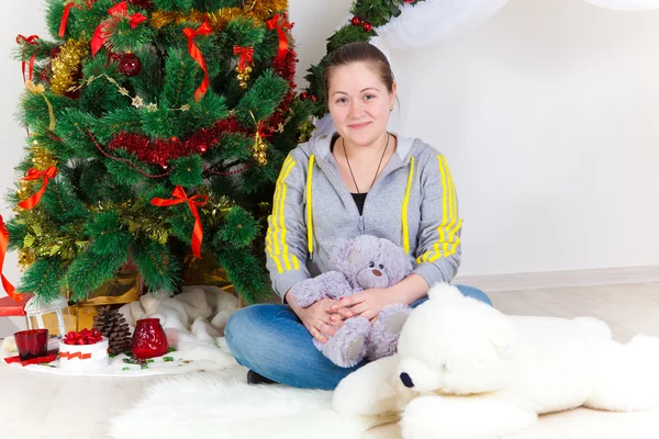 Frau mit einem Neujahrsbaum — Stockfoto