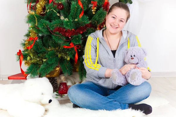 Mujer con un árbol de Año Nuevo —  Fotos de Stock