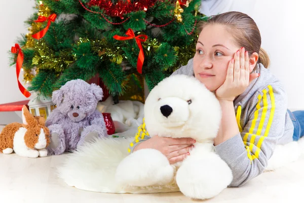 Donna con un albero di Capodanno — Foto Stock