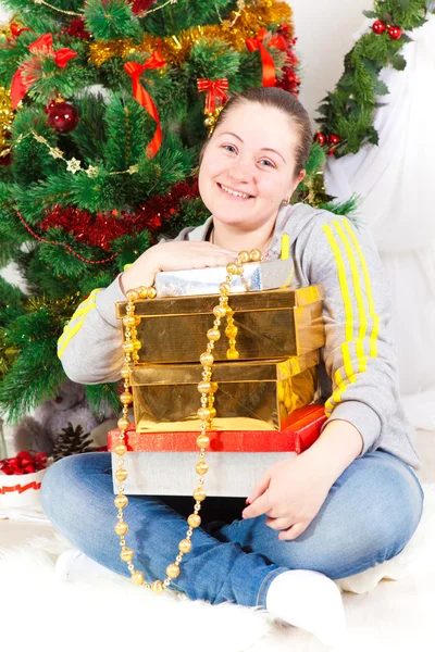 Donna con un albero di Capodanno — Foto Stock