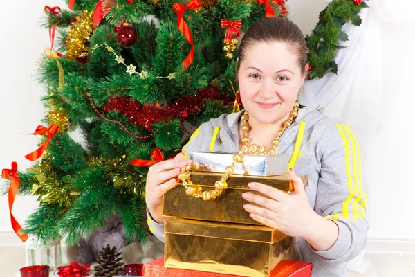 Donna con un albero di Capodanno — Foto Stock