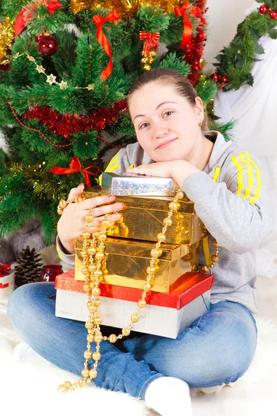 Frau mit einem Neujahrsbaum — Stockfoto