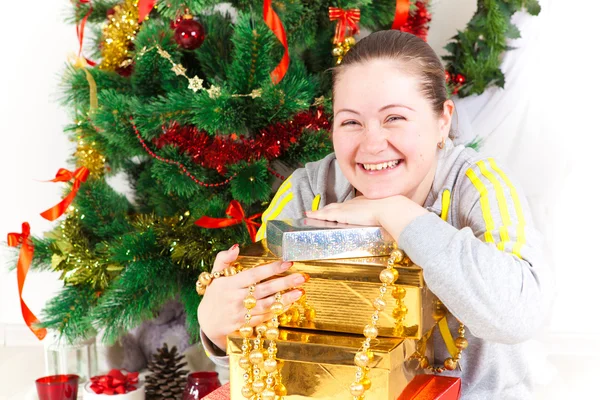 Frau mit einem Neujahrsbaum — Stockfoto