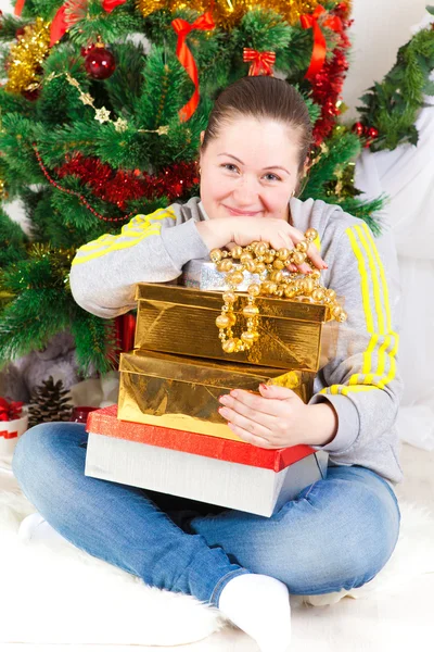 Donna con un albero di Capodanno — Foto Stock