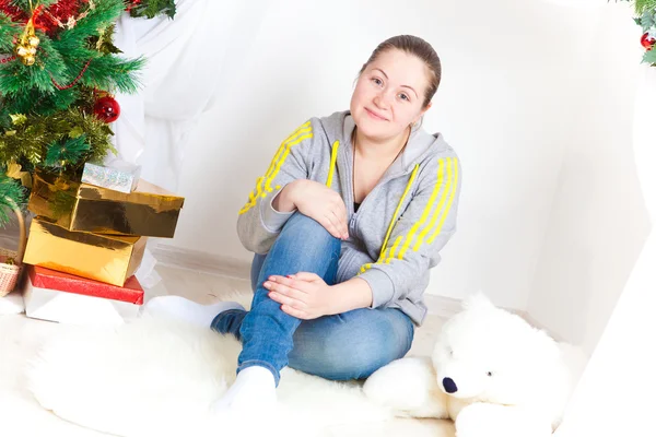 Жінка з новорічною ялинкою — стокове фото