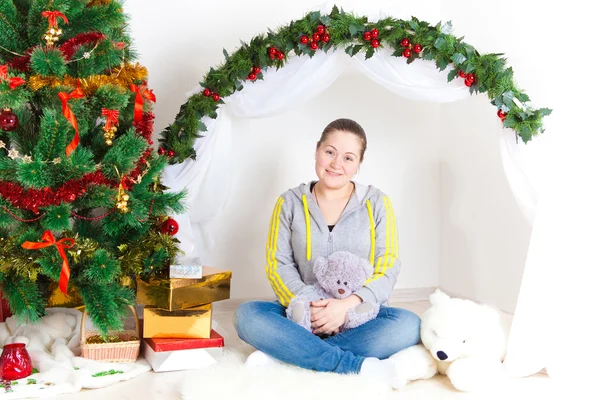 Donna con un albero di Capodanno — Foto Stock