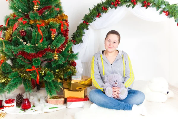 Frau mit einem Neujahrsbaum — Stockfoto