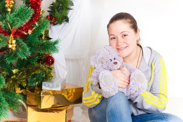 Donna con un albero di Capodanno — Foto Stock