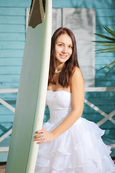 Femme en robe de mariée sur la plage — Photo