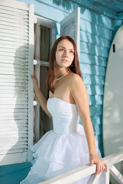 Mujer en un vestido de novia en la playa —  Fotos de Stock