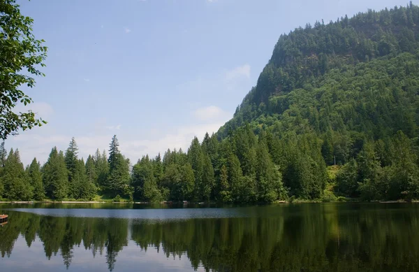 Lago de montanha alta — Fotografia de Stock