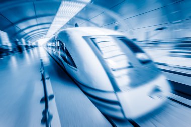 kentin ortasından tren