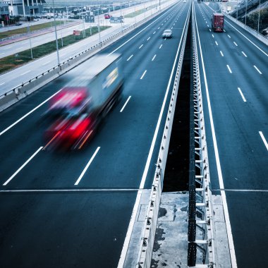 karayolunda hareket kamyonlar