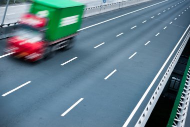 karayolunda hareket kamyonlar