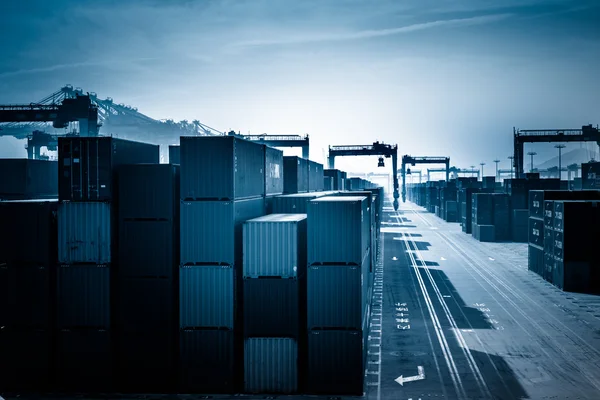 Container yard en kraan — Stockfoto