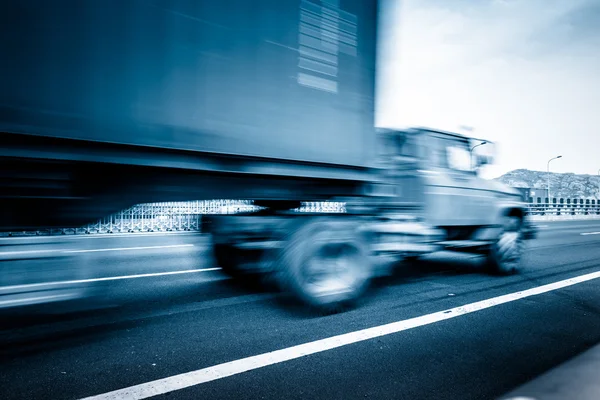 Camião de movimento atravessa o túnel — Fotografia de Stock