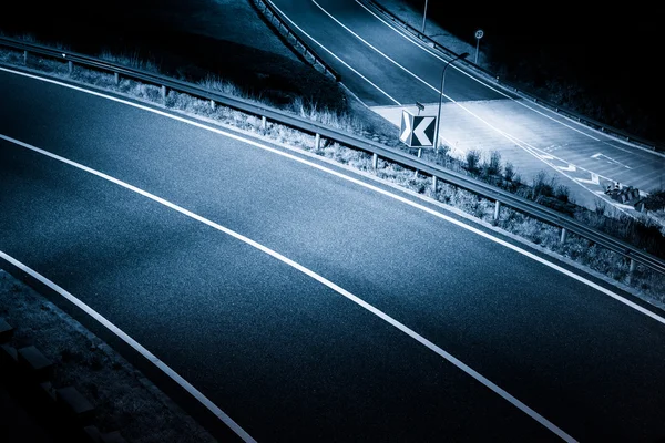 Чистая дорога ночью — стоковое фото