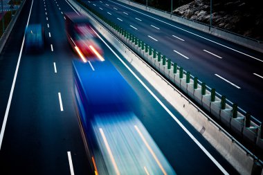 karayolunda hareket kamyonlar