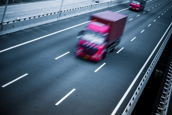 Движение грузовиков на автостраде — стоковое фото