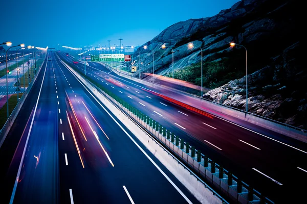 Camiones de movimiento en la autopista — Foto de Stock